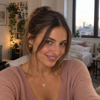 Profilo di fantasia generato con l’IA per una scena illustrativa; non rappresenta una cliente reale.